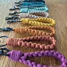 Load image into Gallery viewer, Mini loop // macrame keychain