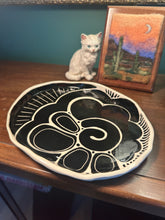 Load image into Gallery viewer, Sgraffito plate #1